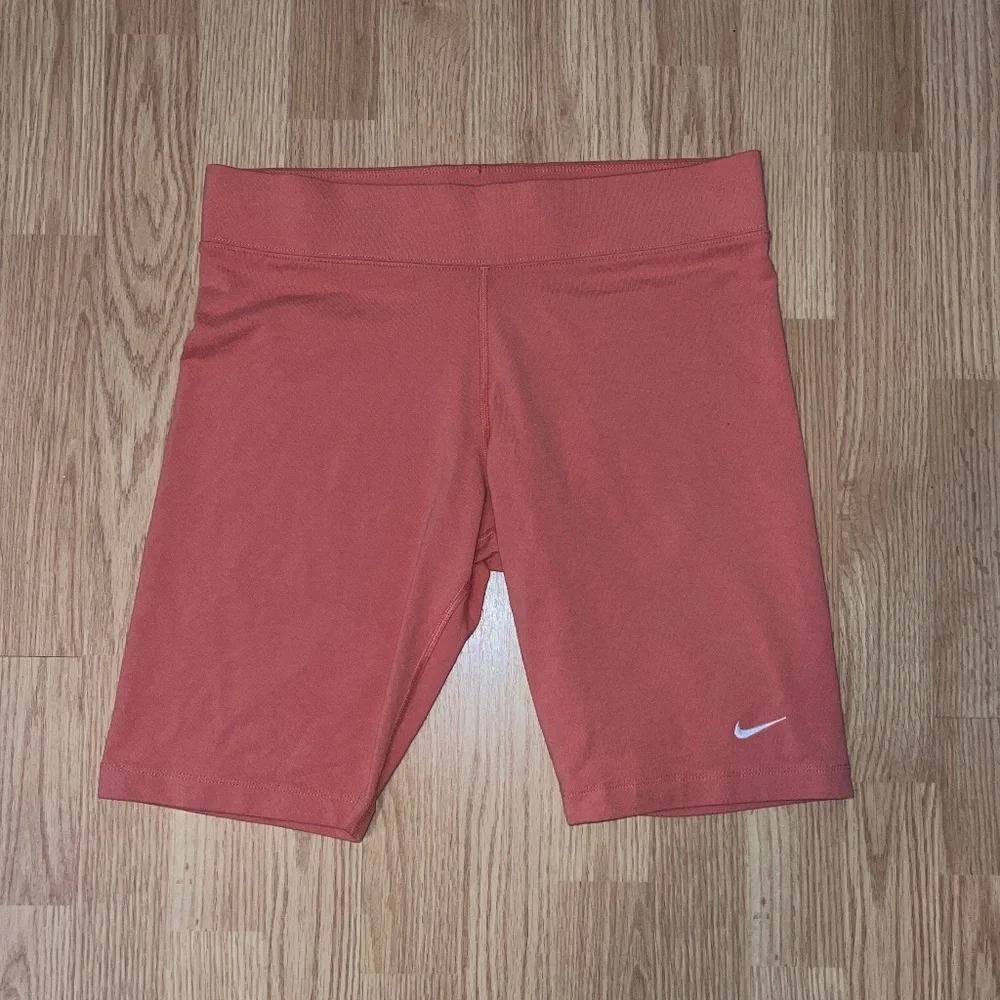 Nike Women’s Orange Stretch High Waist Knee Length Biker Shorts Size Large